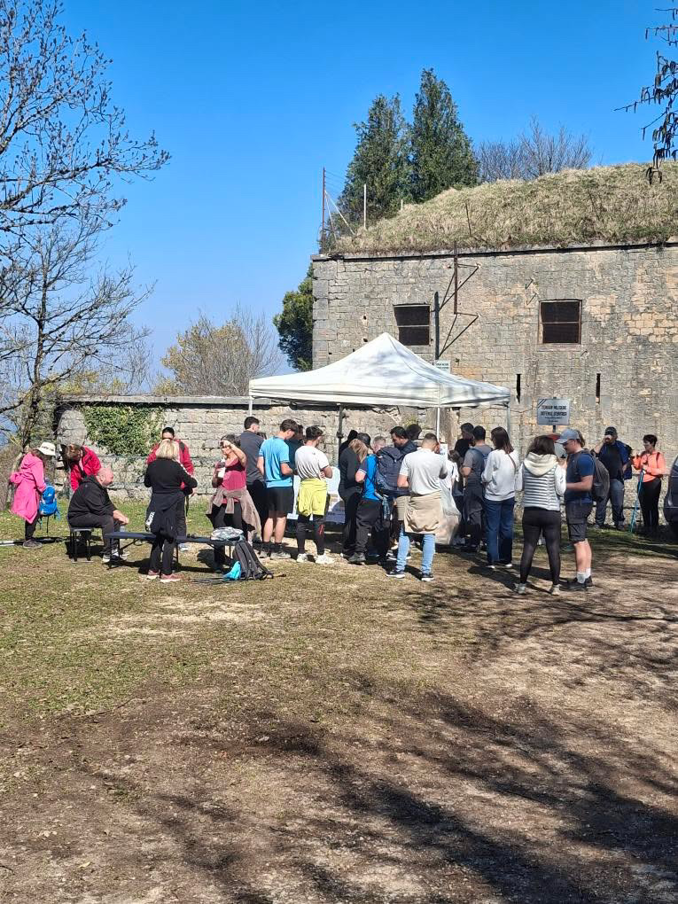 7425A185-A4AC-4EBE-BBB6-A5F941E01FC2